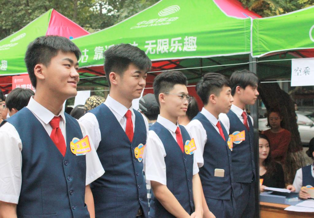 我集团志愿者挂牌上岗服务新生