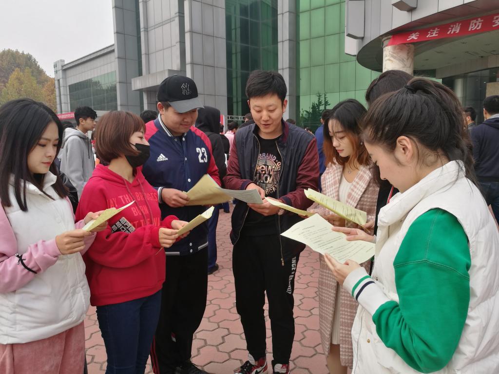 学生们学习交流