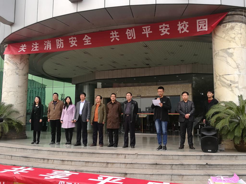 学生代表王嘉琛宣读倡议书